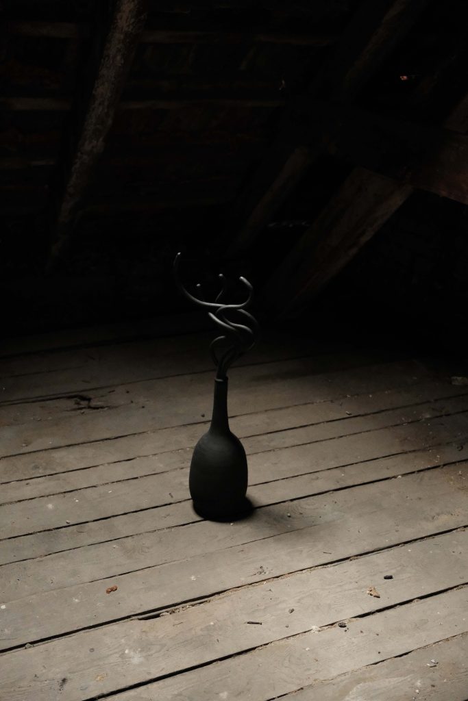 Alien vase L (2024)