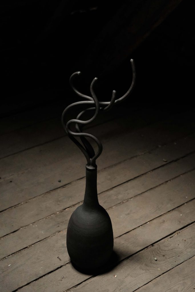 Alien vase L (2024)