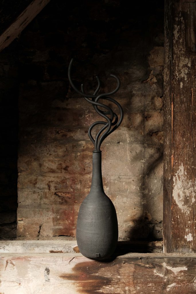 Alien vase L (2024)