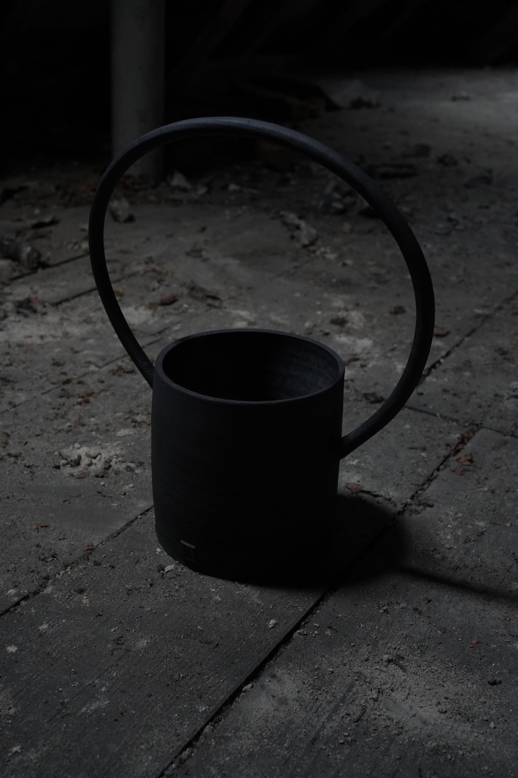 Black Moon handle pot - Circle