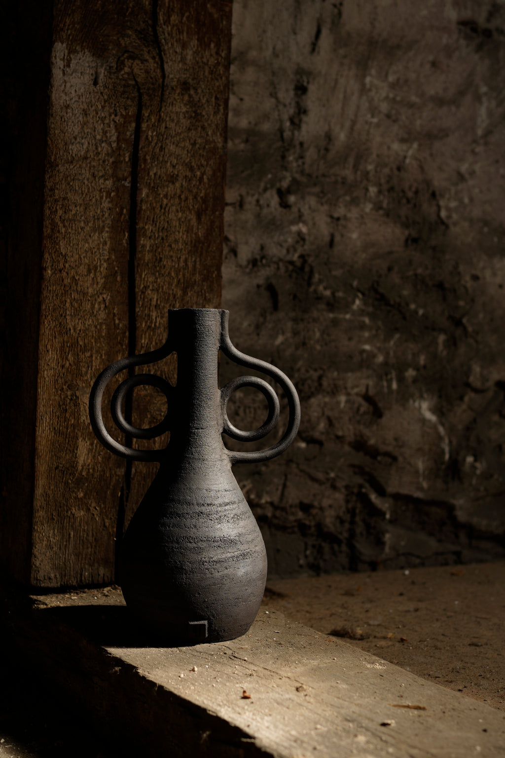 Orbit black vase - M