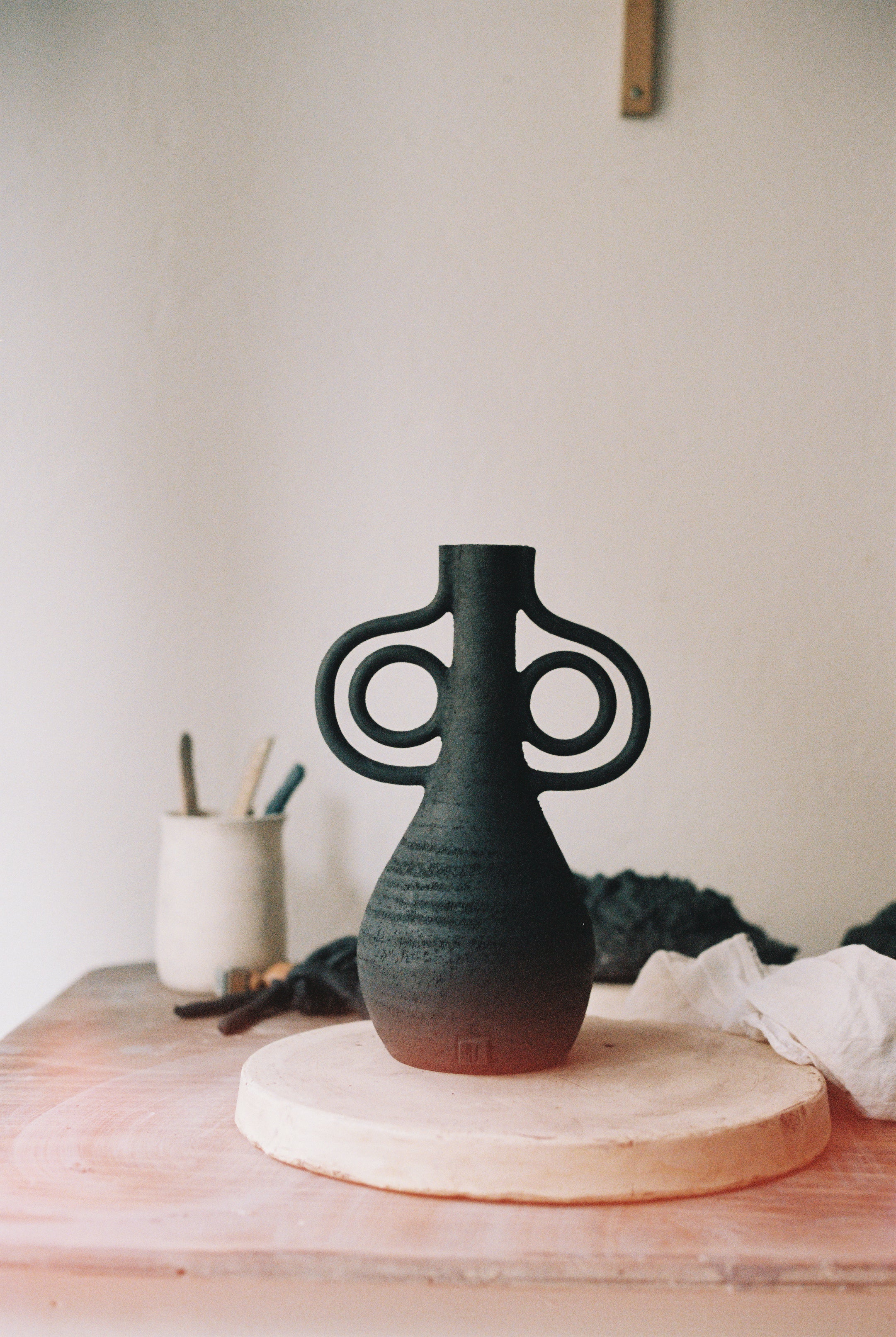 Orbit black vase - M