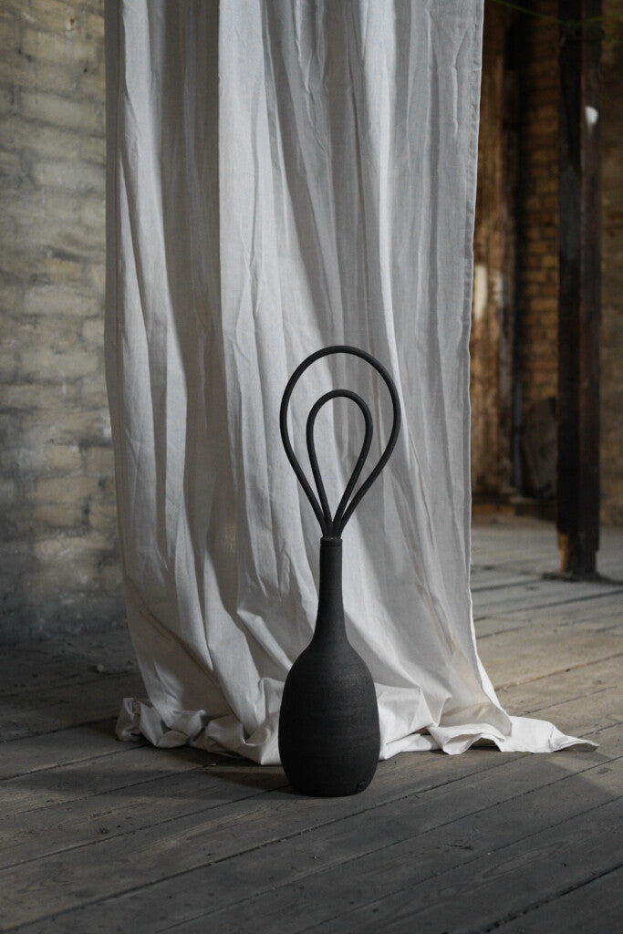 Saturn black vase