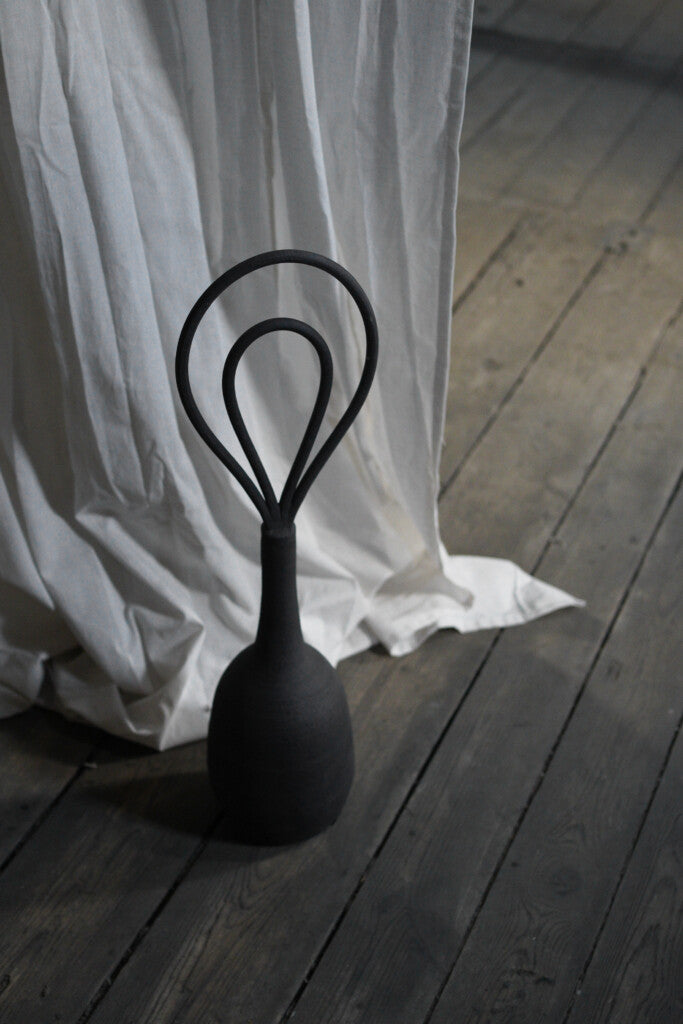 Saturn black vase