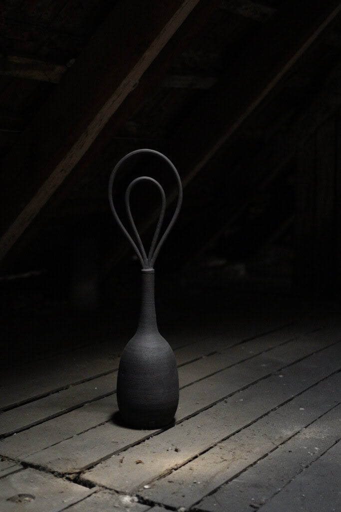 Saturn black vase